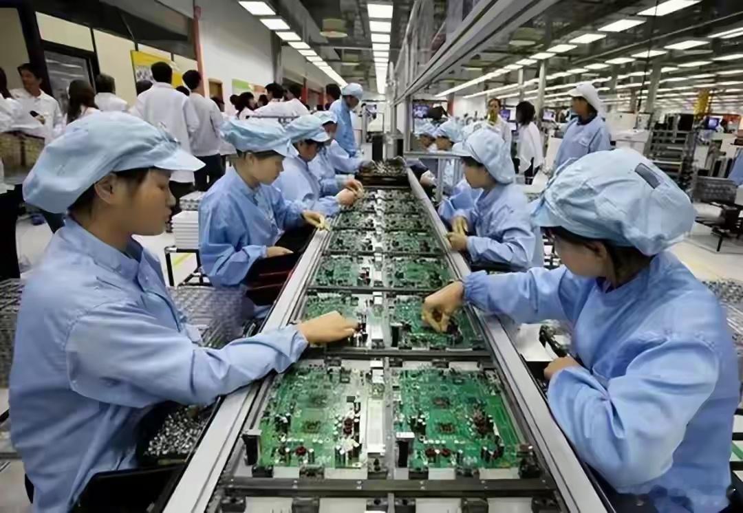 富士康紧急扩招新人入职就奖8800元新人签约奖金8800元，8月14日提前到岗再