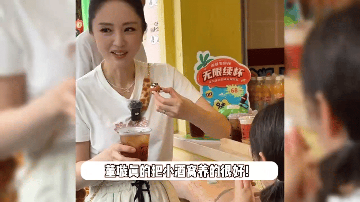 近日，董璇的女儿小酒窝前往香港参赛。尽管妈妈董璇由于拍戏而无法陪同，小酒窝却仍然
