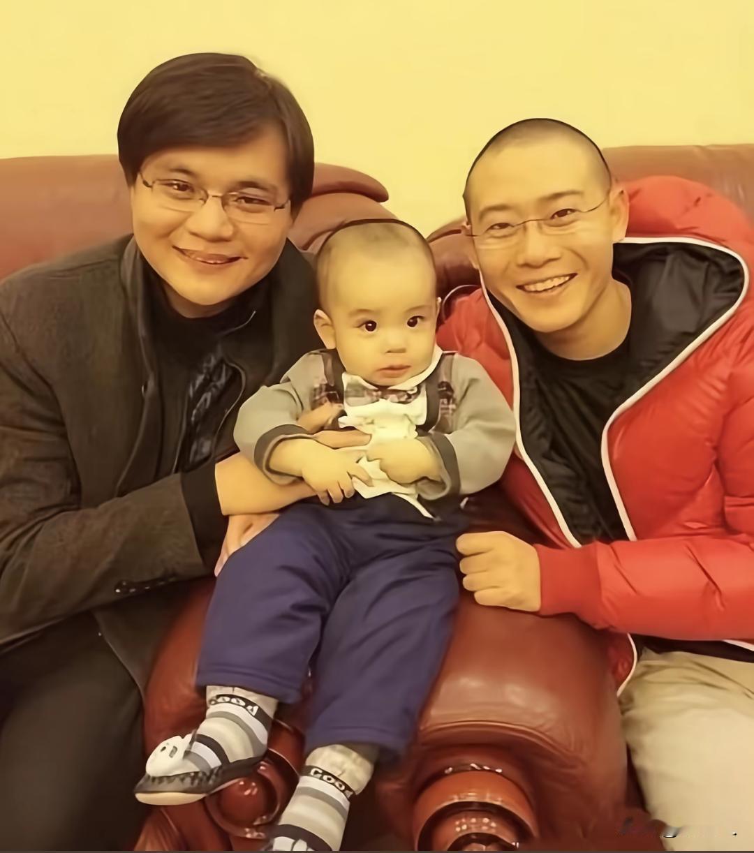 中间的小孩是高峰的徒孙，名叫高筱贝，德云社筱字科相声演员。高峰和栾云平是固定相声
