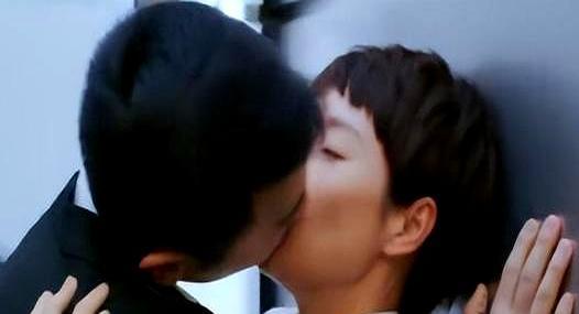 高烧39度，马伊琍的胸口，成了朱亚文的禁区。
 
《北上广》里，朱亚文把她摁在办