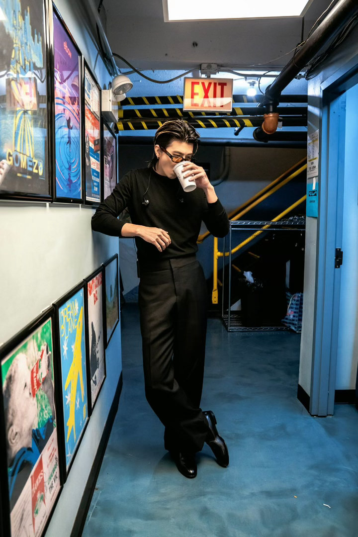 蔡徐坤的胸肌 刷到洛杉矶场的饭拍，他在台上又唱又跳近两小时，中场休息不到三十秒。