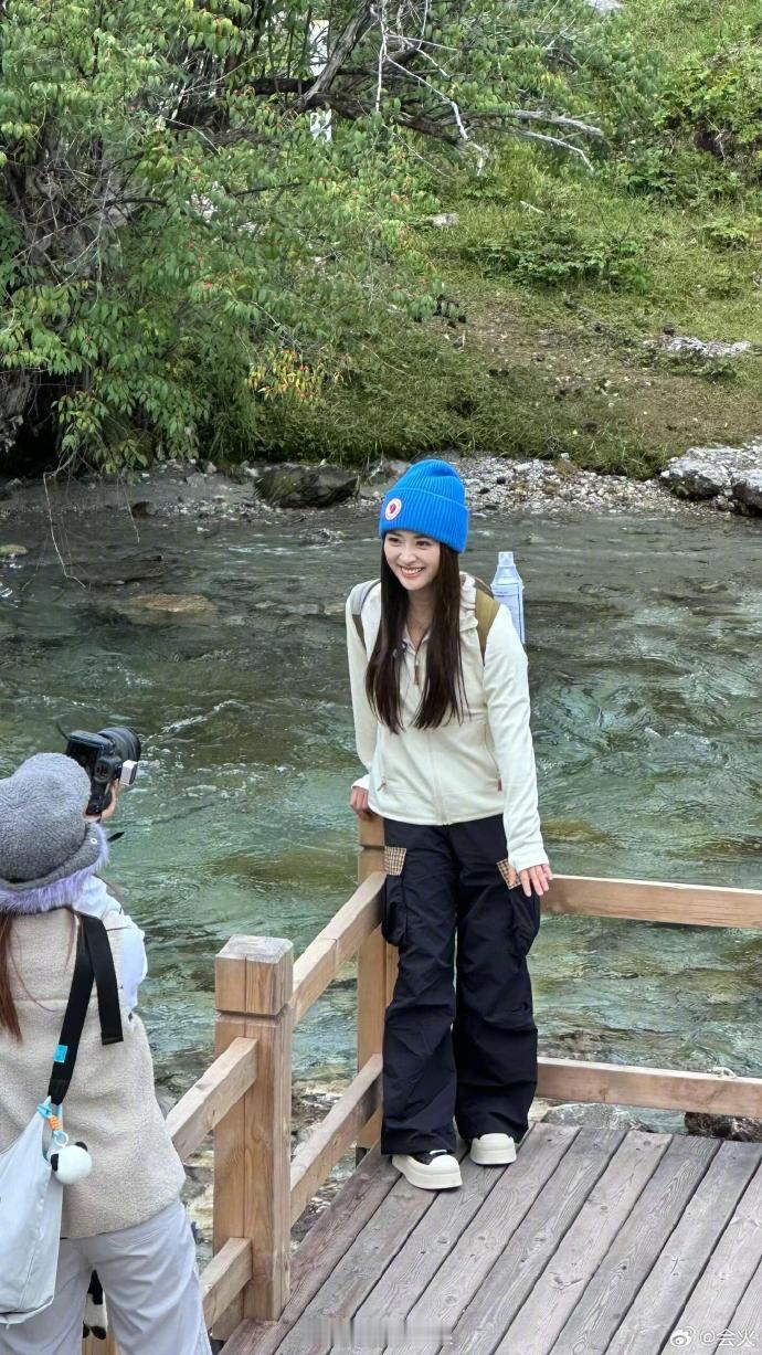稻城亚丁偶遇了沈月翟潇闻 ​​​ 稻城亚丁偶遇了沈月翟潇闻，好美，好帅啊！ ​​