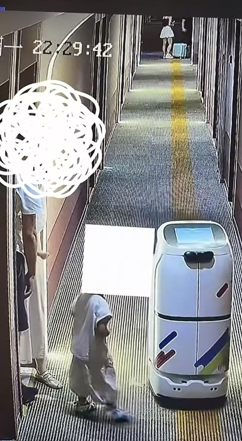 6月8日，浙江。一家人办理旅馆入住期间踢踹机器人多次，保安制止无果，还指着工作人