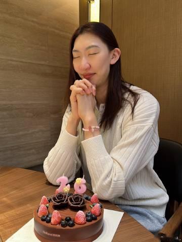 韩旭社媒更新生日照片，并配文道：按时长大