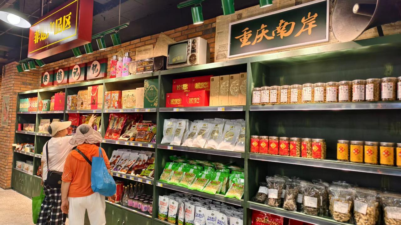 九十年代的那个供销社女人，用一双手撑起了整条街。
九十年代初，我们镇上有一条商业