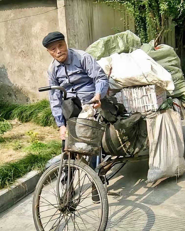 [月亮]1974年，被劳教24年的抗战英雄吴其轺重获自由。靠蹬三轮车，他一天能赚