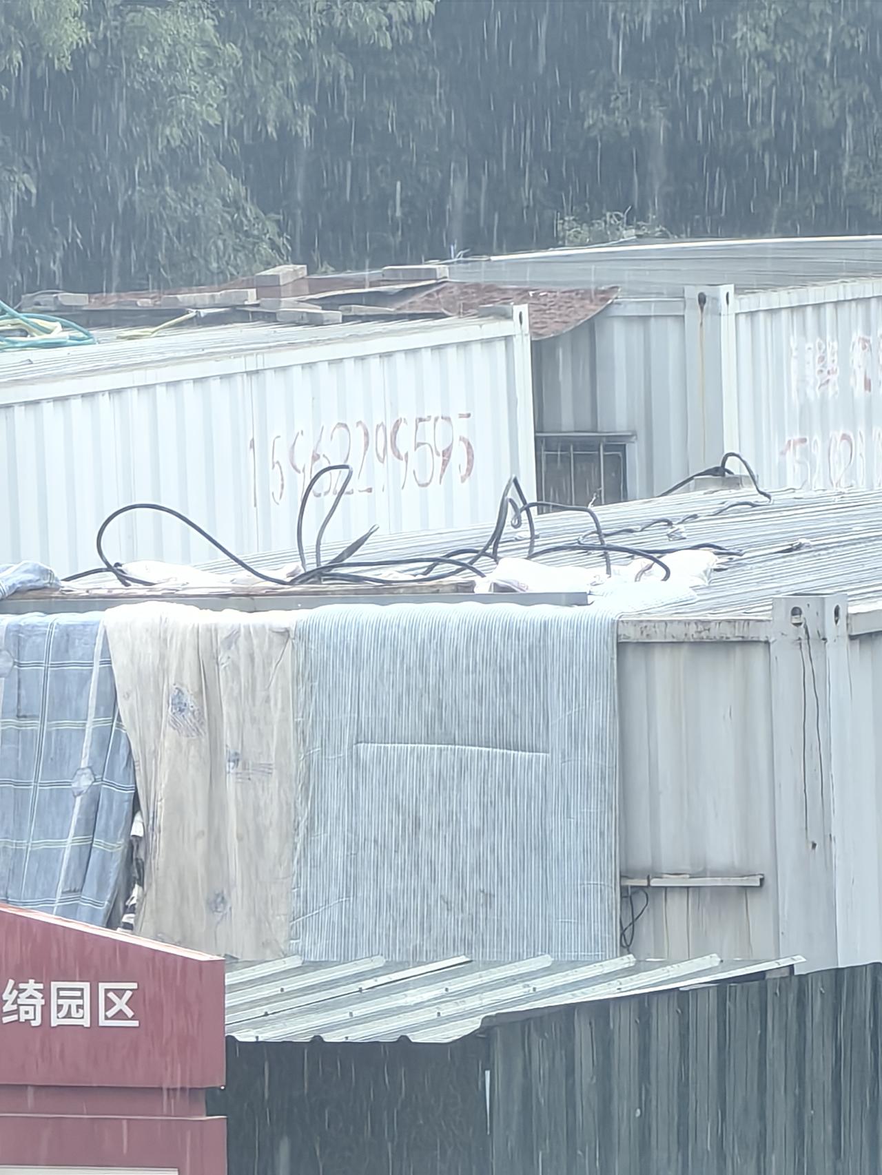 1点多的时候突然下了大雨，但是这个雨下的一边是大太阳，一边是大雨倾盆，然后远处就