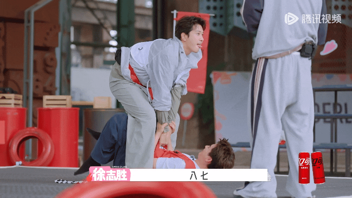 彭冠英裤衩差点被王子奇拽下来谁能想到荧幕禁欲霸总，到桃花坞反向摔跤直接面临社死危