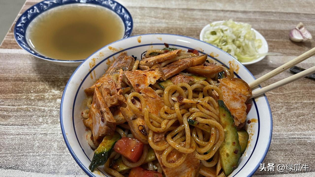 天热了，吃这样的饸饹面，美得很！
每到天热的时候，吃饭就是一大问题，经常是没有胃