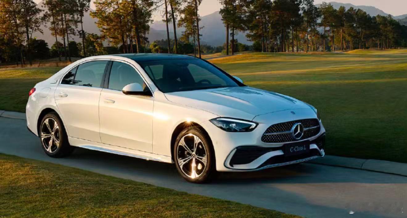 年前消费旺季，豪华品牌奔驰却大幅官降，至高接近7万，此举令人意外，也暴露出其在中