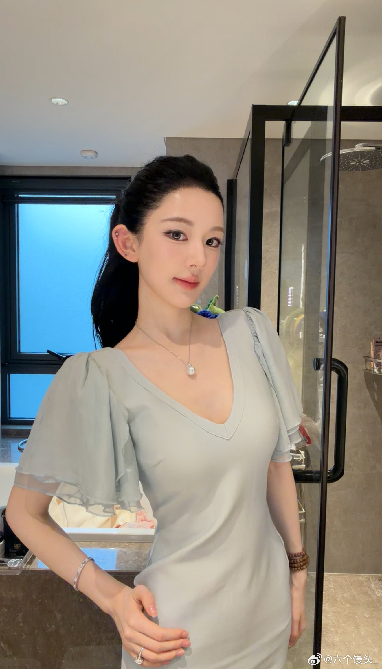 最近最喜欢的妆造，马尾卷一下绑，非常金秘书 