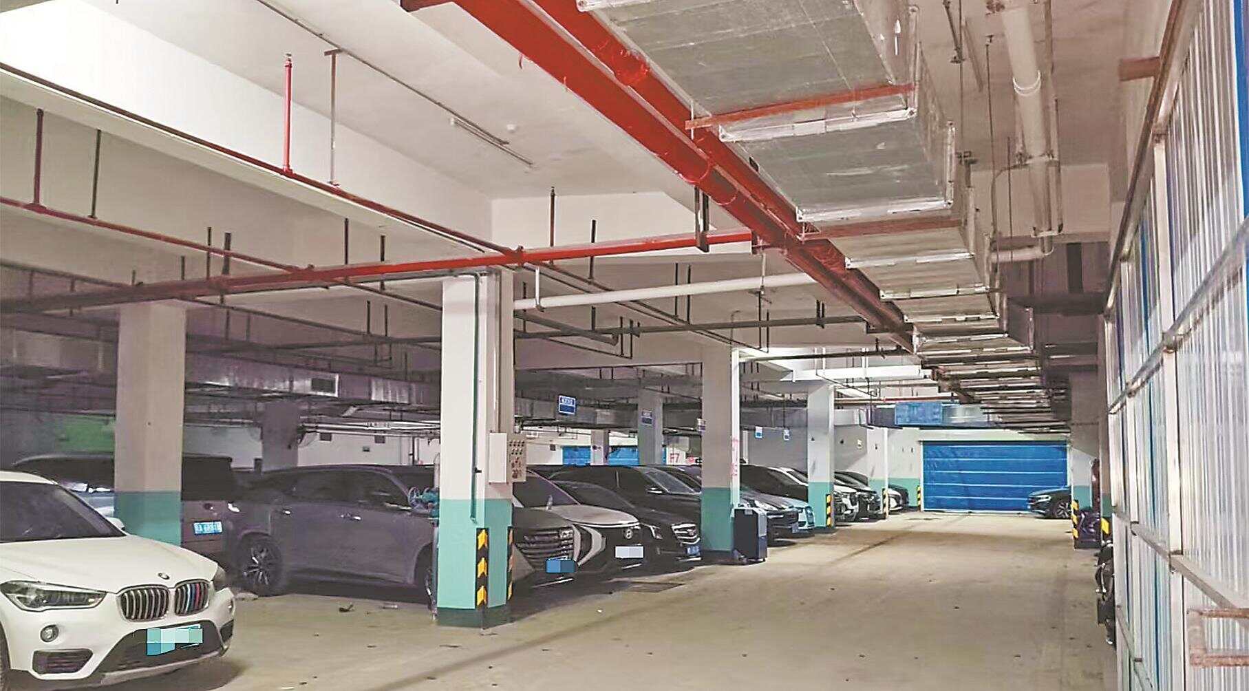 一场火情烧出隐秘停车场