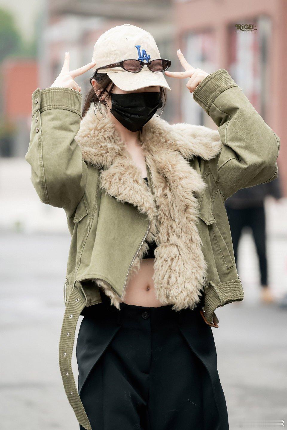 虞书欣过年也没休息虞书欣大年初一上班虞书欣云初令剧组一起过年 敬业值拉满！虞书欣