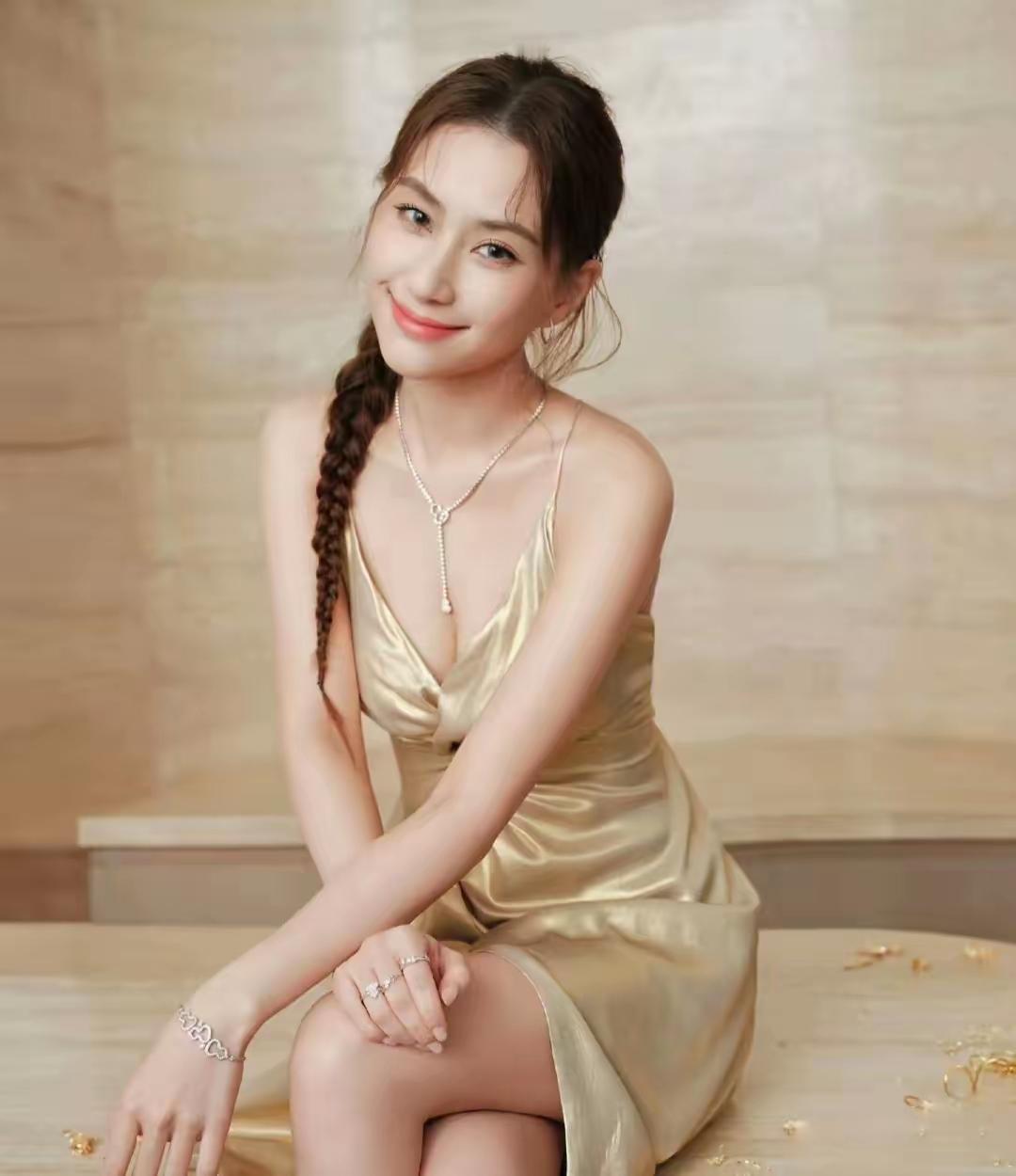 谁能想到啊，何超莲这顶级豪门千金，如今竟陷在这么拧巴的择偶尴尬里！以前谁不觉得，