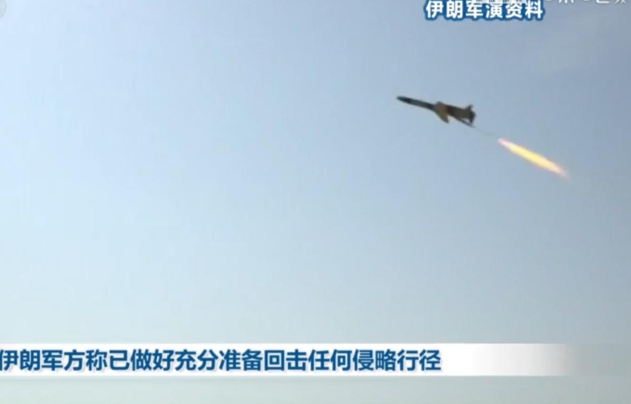 在伊朗首都德黑兰，宽阔的高速公路上车流不息，城市隧道中车辆排起长队，展现出这座中