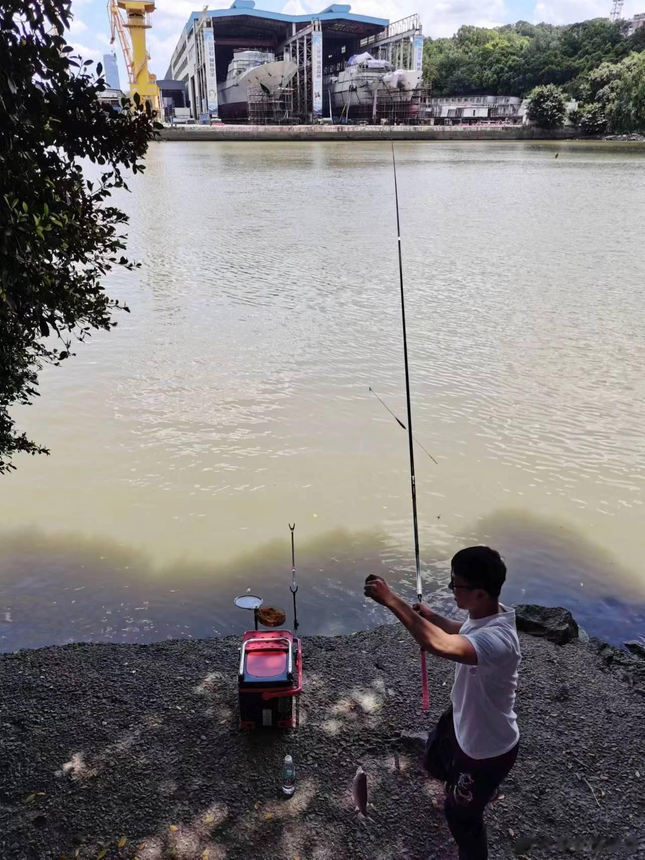 厉害了，这钓鱼老哥钓鱼时真会选地方，正前方不远处就是即将下水的054B护卫舰和海
