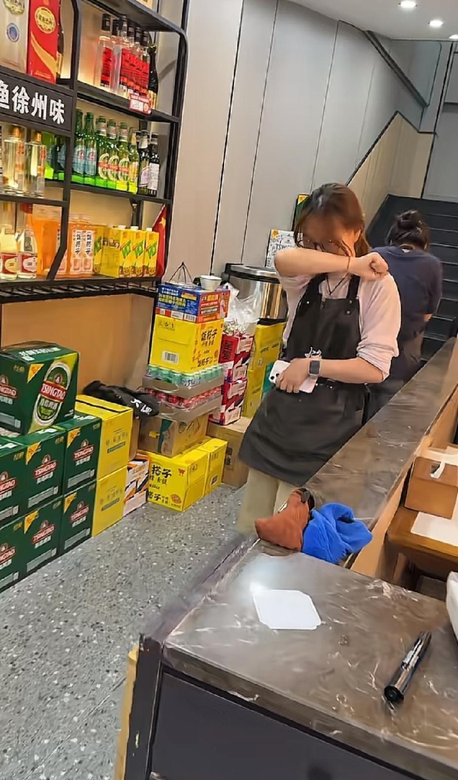 2025年6月16日，在江苏徐州的一家不起眼的小餐馆里，本该是最寻常的发薪时刻，