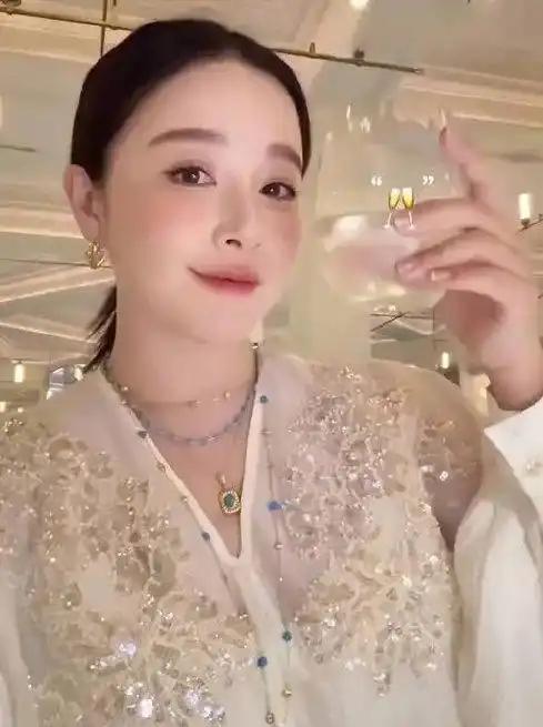 阚清子为备战《乘风2026》食堂闻香解馋，产后减重太拼引心疼