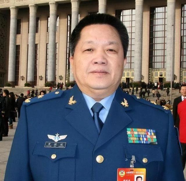 1981年，台湾飞行员黄植诚驾驶着最先进的飞机向大陆投诚，却被后座飞行员察觉，危