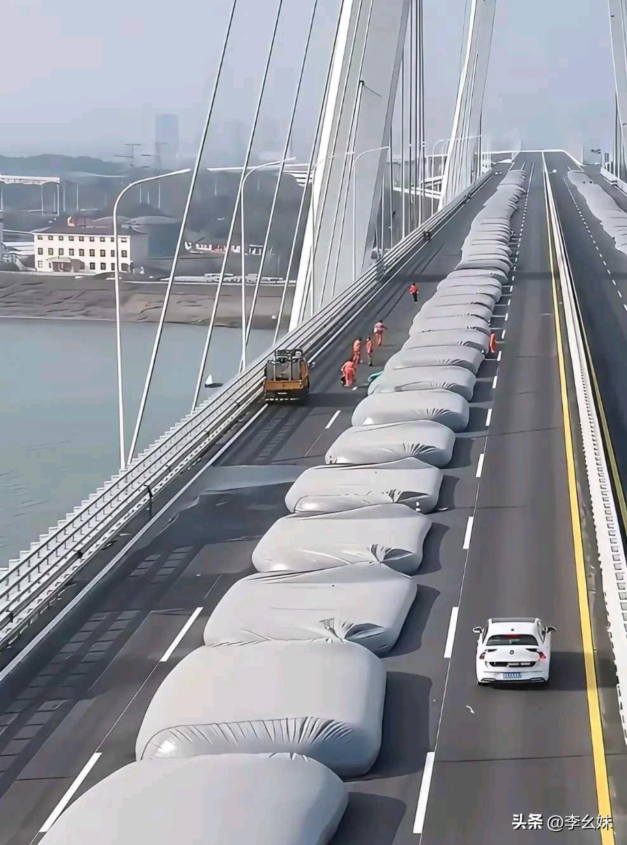 所以说在桥上放这些东西是干啥呀？有没有懂行的朋友来解释一下