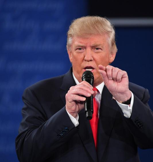 美国霸权的衰落正在上演。

咱们平时刷新闻，总能看到美国的各种操作，一会儿在中东