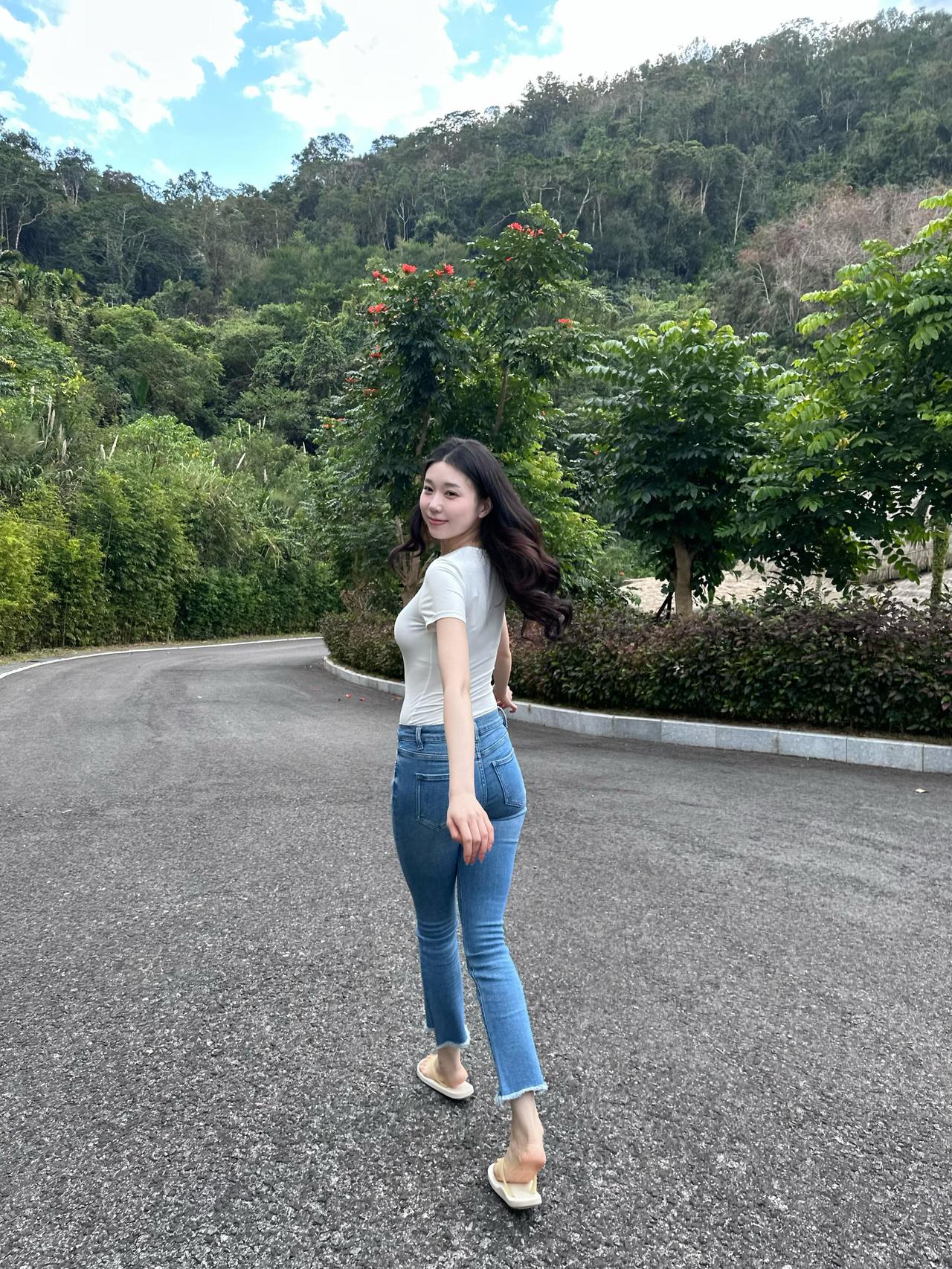 『半窗月痕·临江仙·郊野闲行』
 
翠岭环阶云影淡，繁红缀满篱墙。素衫轻衬小蛮妆