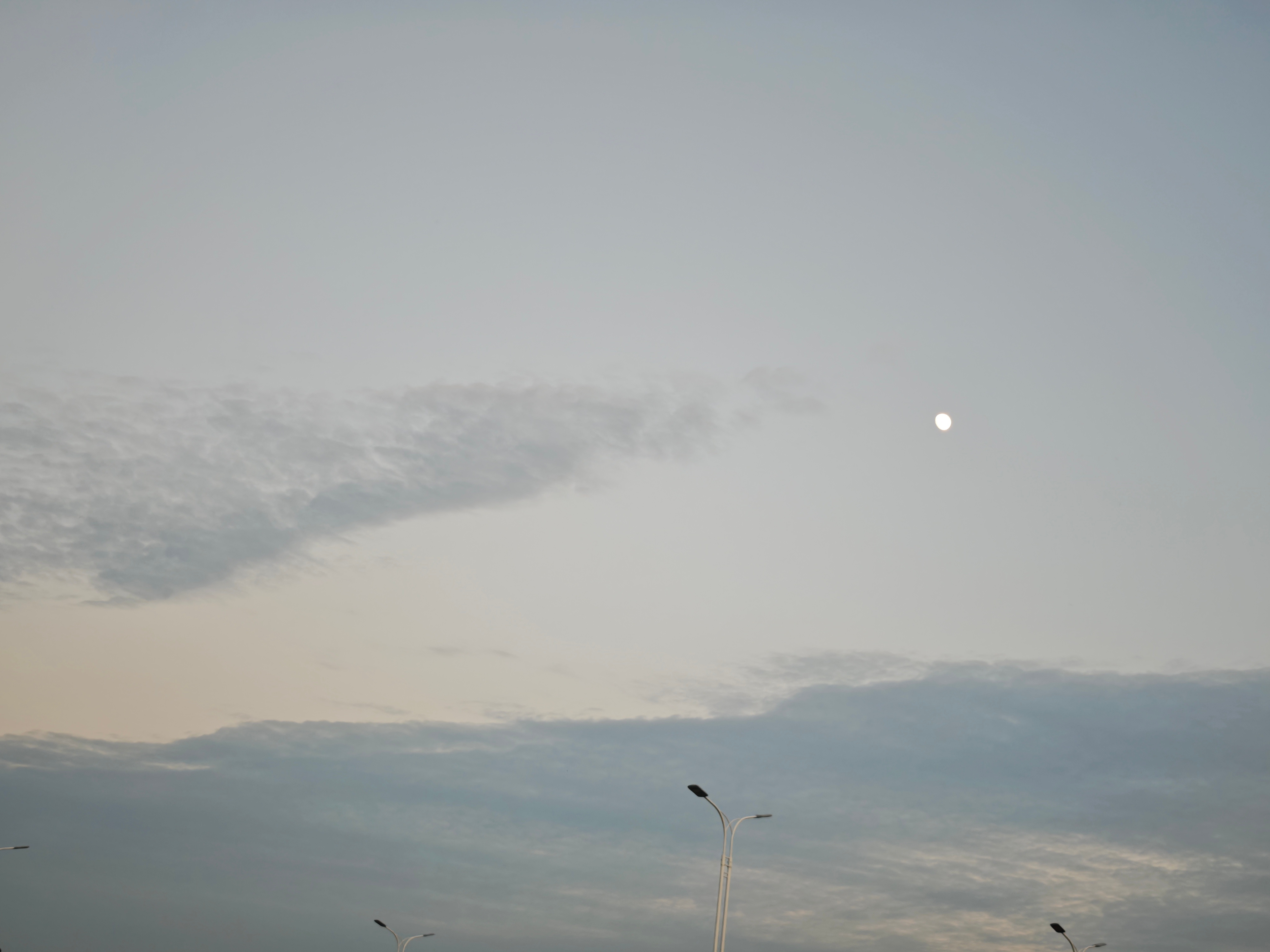 生活手记 今日份天空；出去理发时，帮那个姨开通了支付宝“碰一碰”，给买了个雪糕，