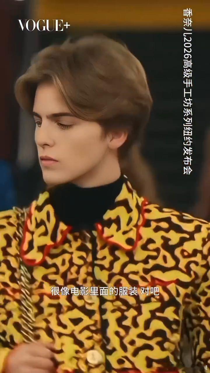 辛芷蕾穿去年一眼相中的衣服拍封面 《时尚芭莎》五月刊辛芷蕾这套造型看得人好爽！短