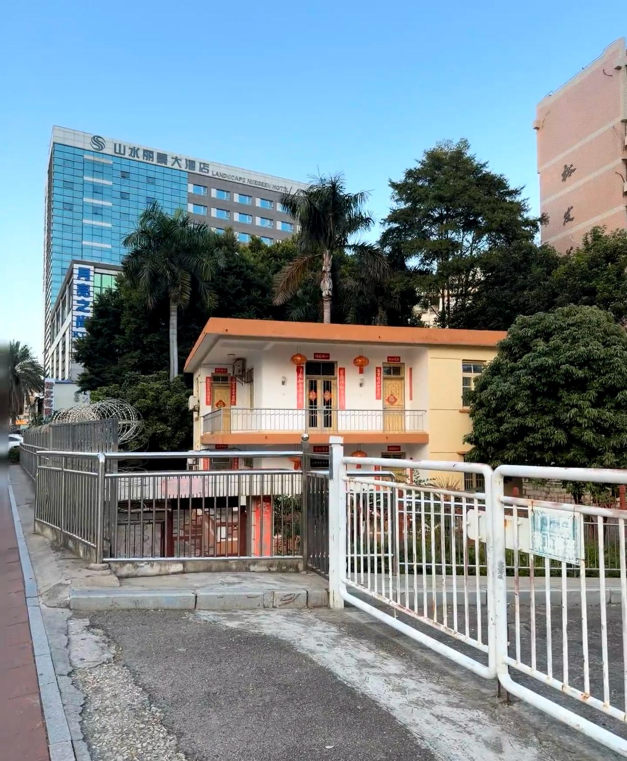 厦门最强钉子户……（sm旁边）

sm旁边这栋房子有人住吗？？？
好有年代感… 