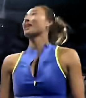 郑钦文因病退出迪拜1000赛，虽有遗憾，但完全理解。
复出归来不易，连续作战更需