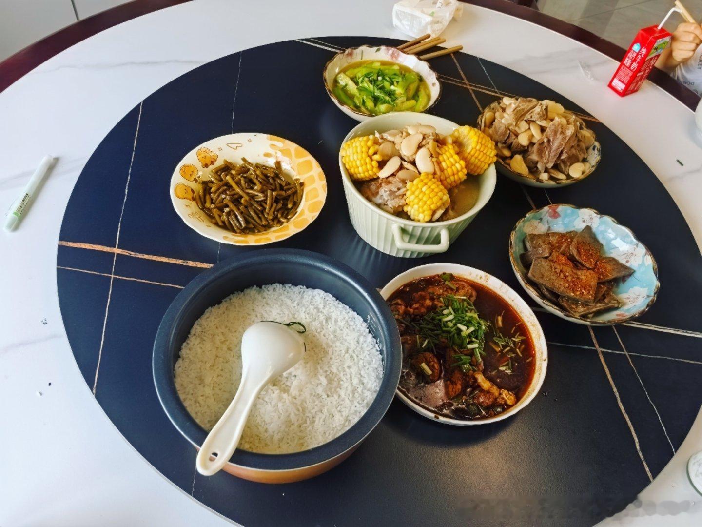 吃饭了吃饭了！摸了一早上手机，就只能随意弄点饭[老师爱你]娃娃还是有点用处的，也