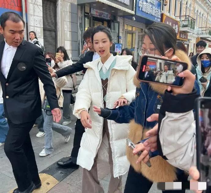 来自另一个世界的美！她本人真的有种天仙般的颜值！在娱乐圈里，她那股清新脱俗的气质