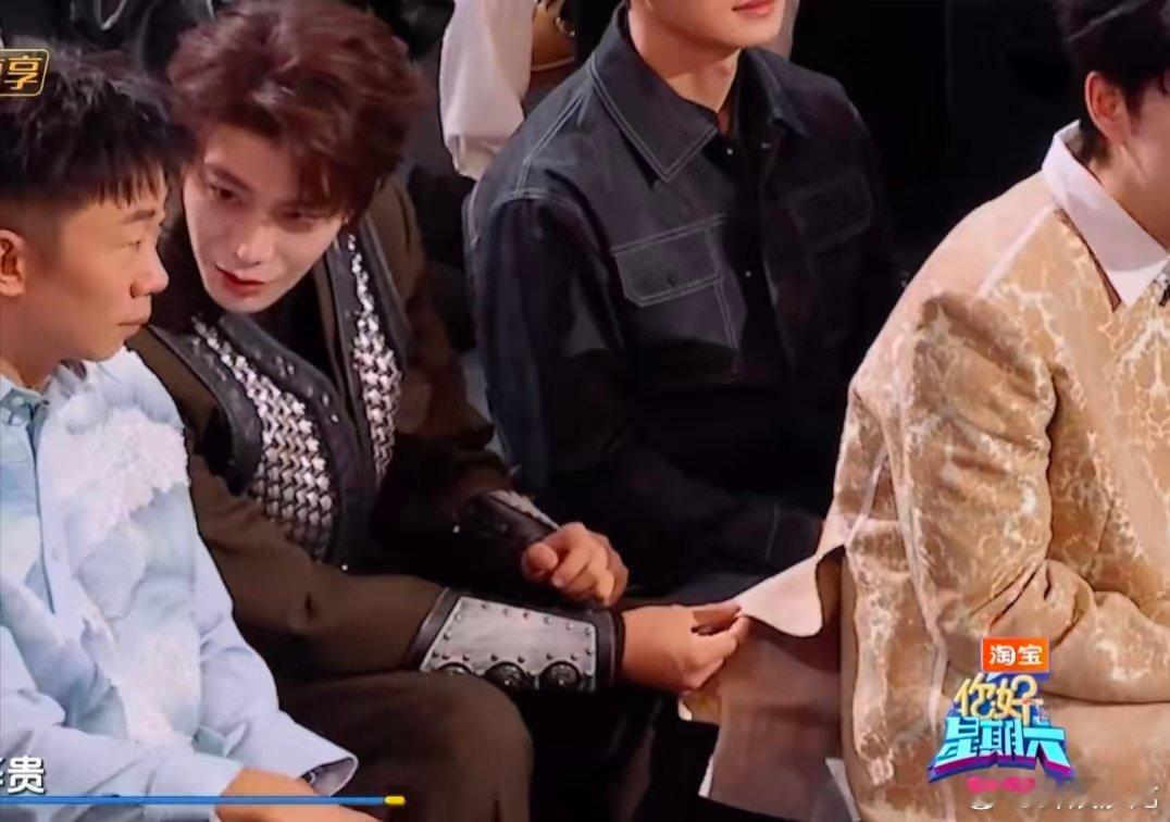 丁禹兮研究翻毛中你好星期六 你好星期六精彩瞬间，丁禹兮兮研究员研究中，研究完了找