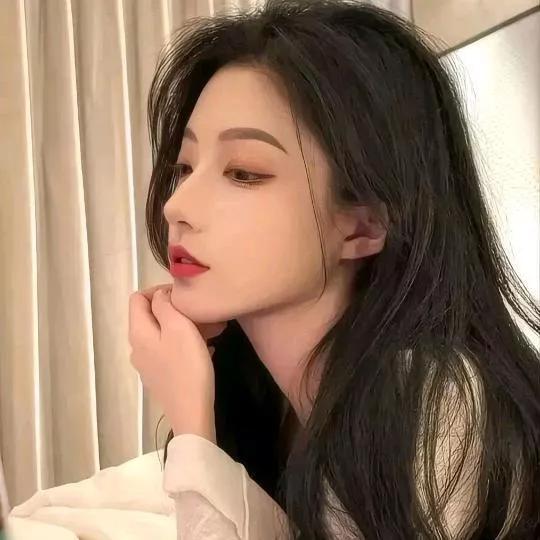 优雅沉思，红唇轻启，沉醉于自己的世界。沉思静谧氛围 沉思少女 沉思照 沉思 沉思