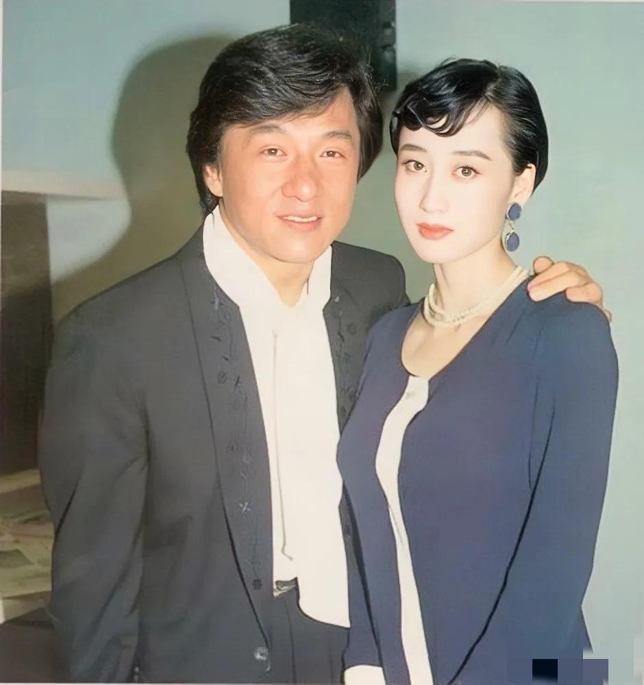 左边的是成龙，右边的这位漂亮的女士是谁？[what]