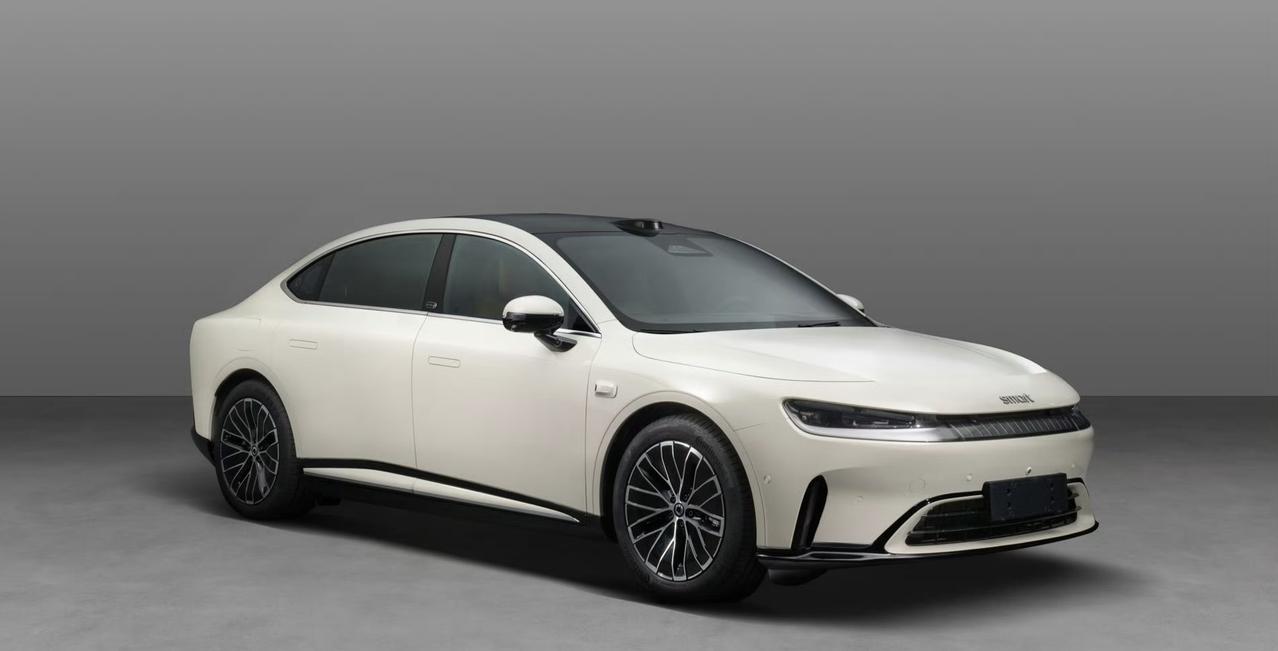 smart精灵6号公告图发布，它也是smart系列中的首款中型轿车，车长超过4米