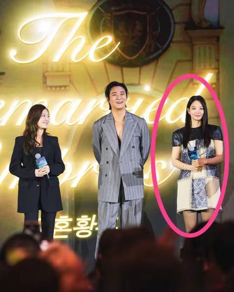 月中现身香港穿宽松裙引「孕肚」疑云！。月中现身香港穿宽松裙引「孕肚」疑云！申敏儿