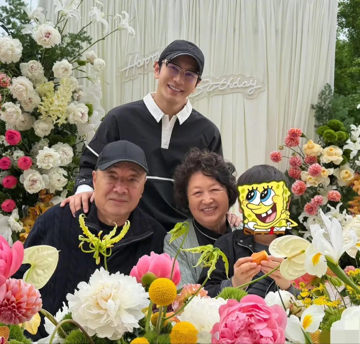 黄晓明带儿子为妈妈庆祝生日，老太太面相很好，很慈祥的感觉！平时孩子是跟着baby