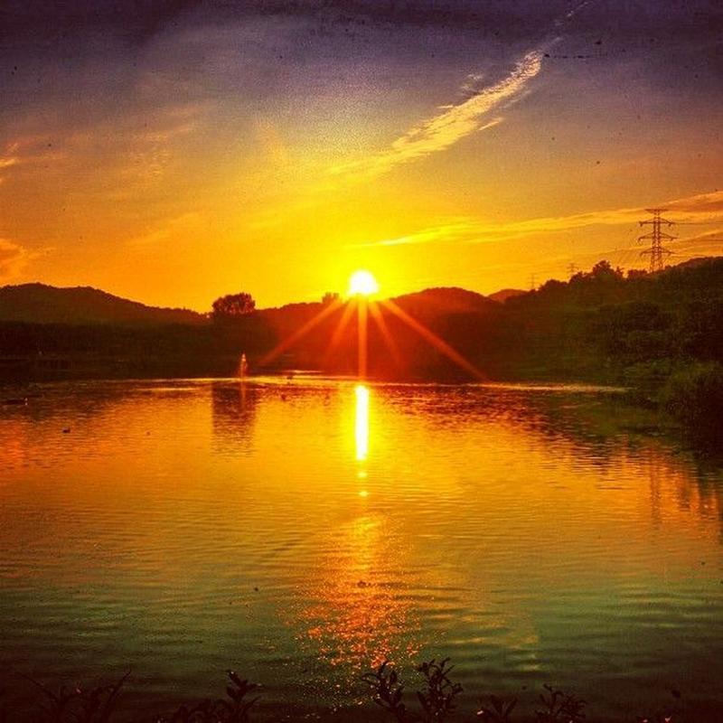 上联:晚风揉碎云千片
下联:朝阳研开彩满江