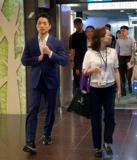 台行机构负责人卓荣泰上任以来，已累积有八个“法案”不副署。昨天卓荣泰还自称扮演“