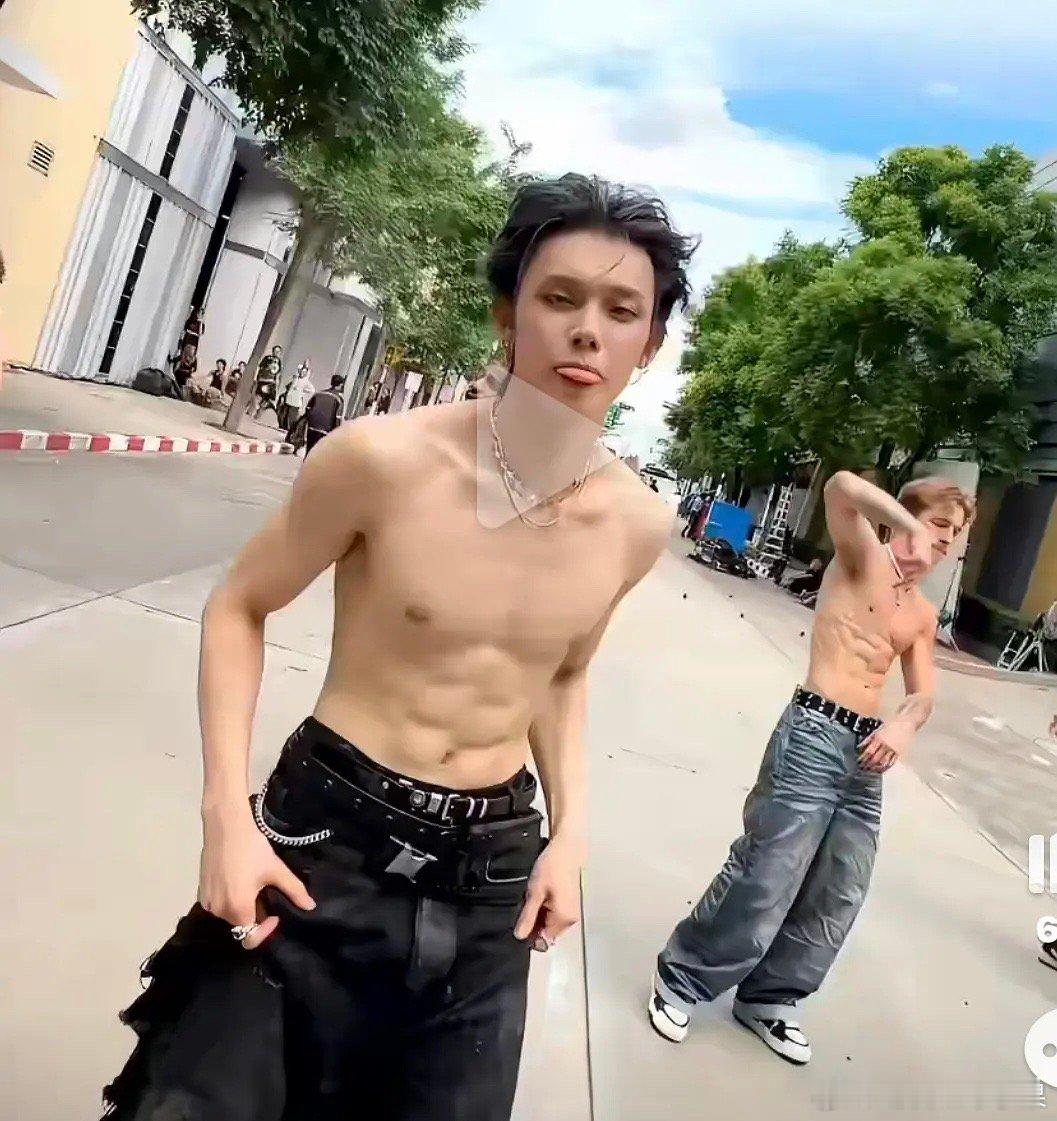 崔然竣座右铭：cha我歌的必须跟我一样脱掉上衣 