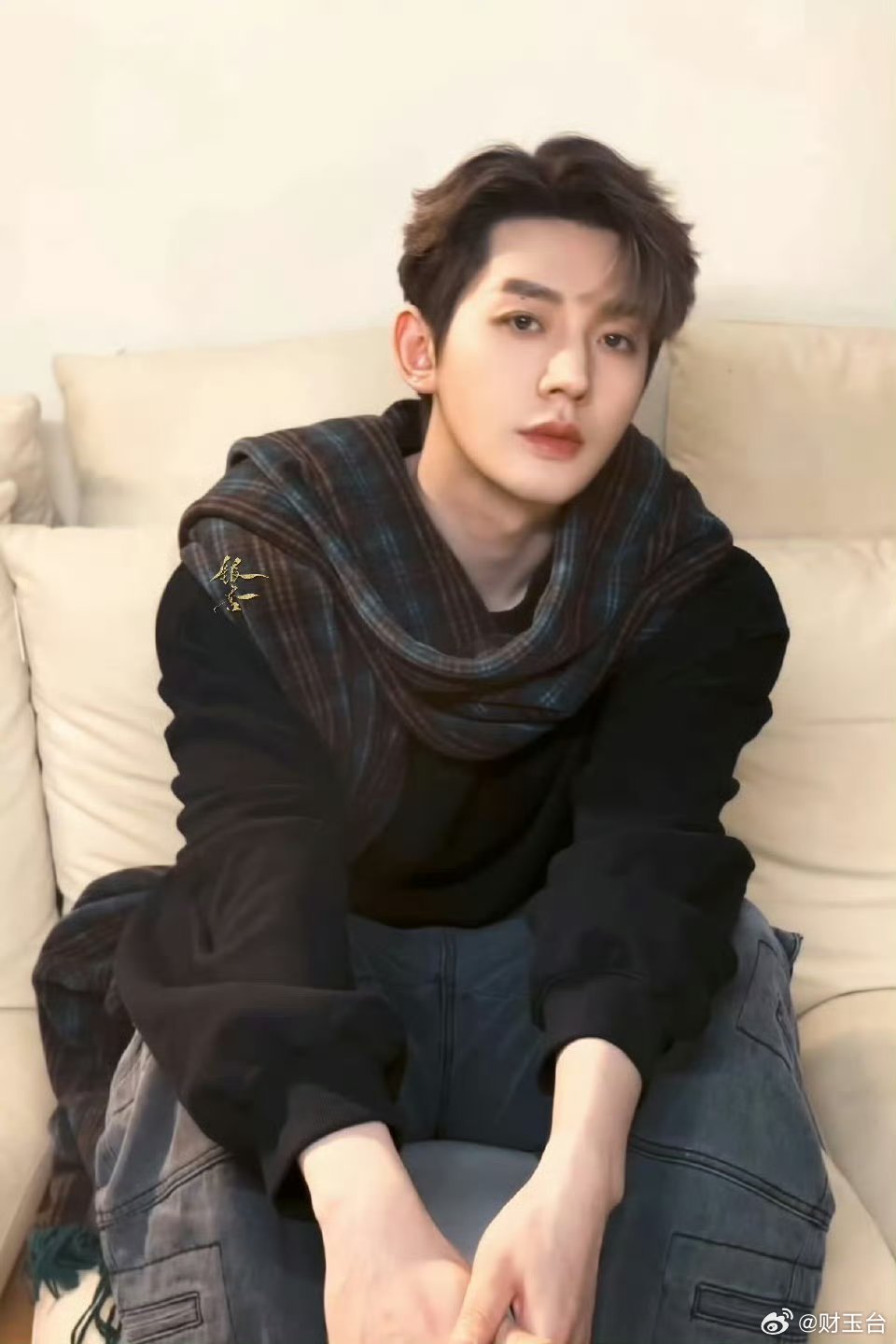 郭敬明发了邓为眼部特写郭敬明一张无配文眼部特写，全网一眼认出邓为，这波审美与辨识