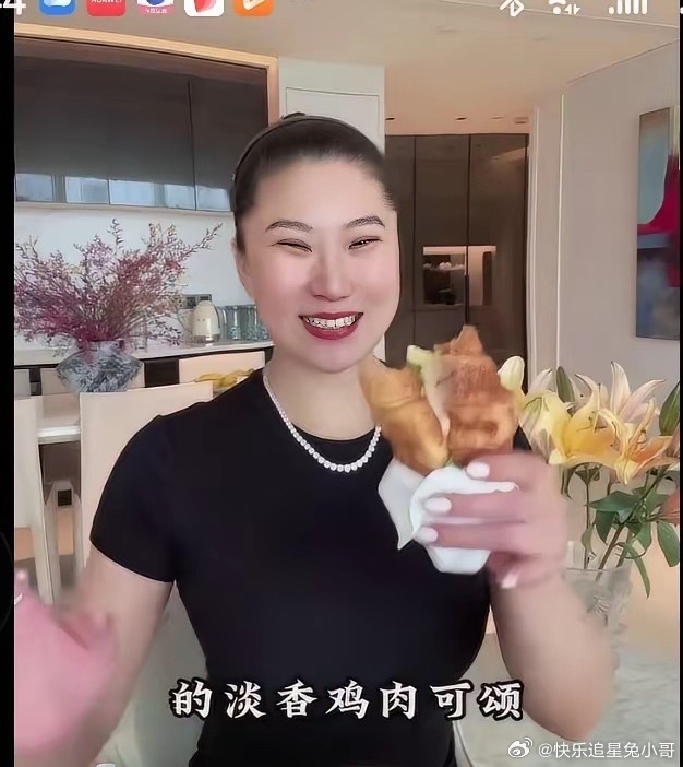 COCO说以前她住在上海，楼下有家星巴克，每天她刚睁开眼，下楼就能看见四哥谢贤早