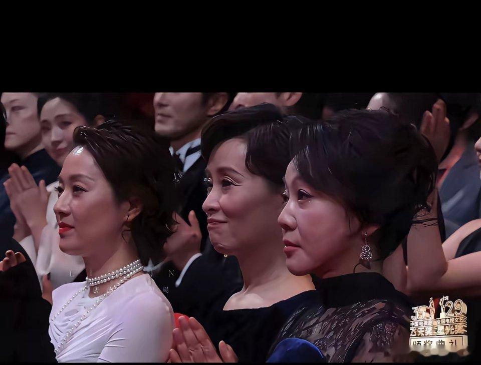 你们发没发现？闫妮哪哪都挺好的但是有一点确实不太像话，那就是宋佳得奖了，她一脸不