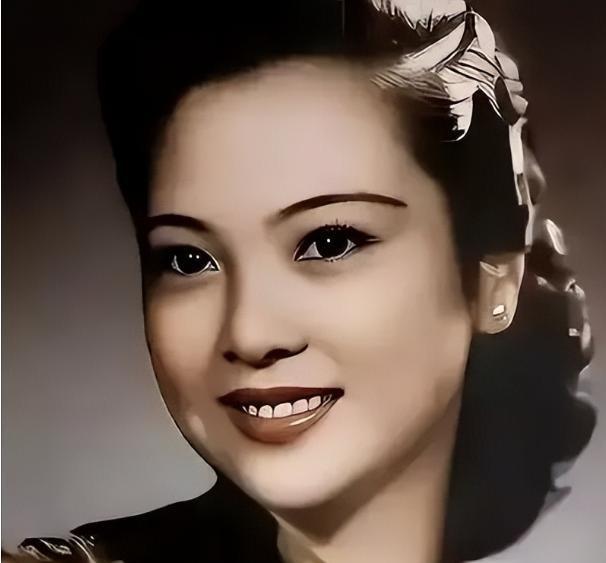 1938年，41岁戴笠借口加班，把秘书余淑衡，带到了卧房。戴笠递给她一杯咖啡：“