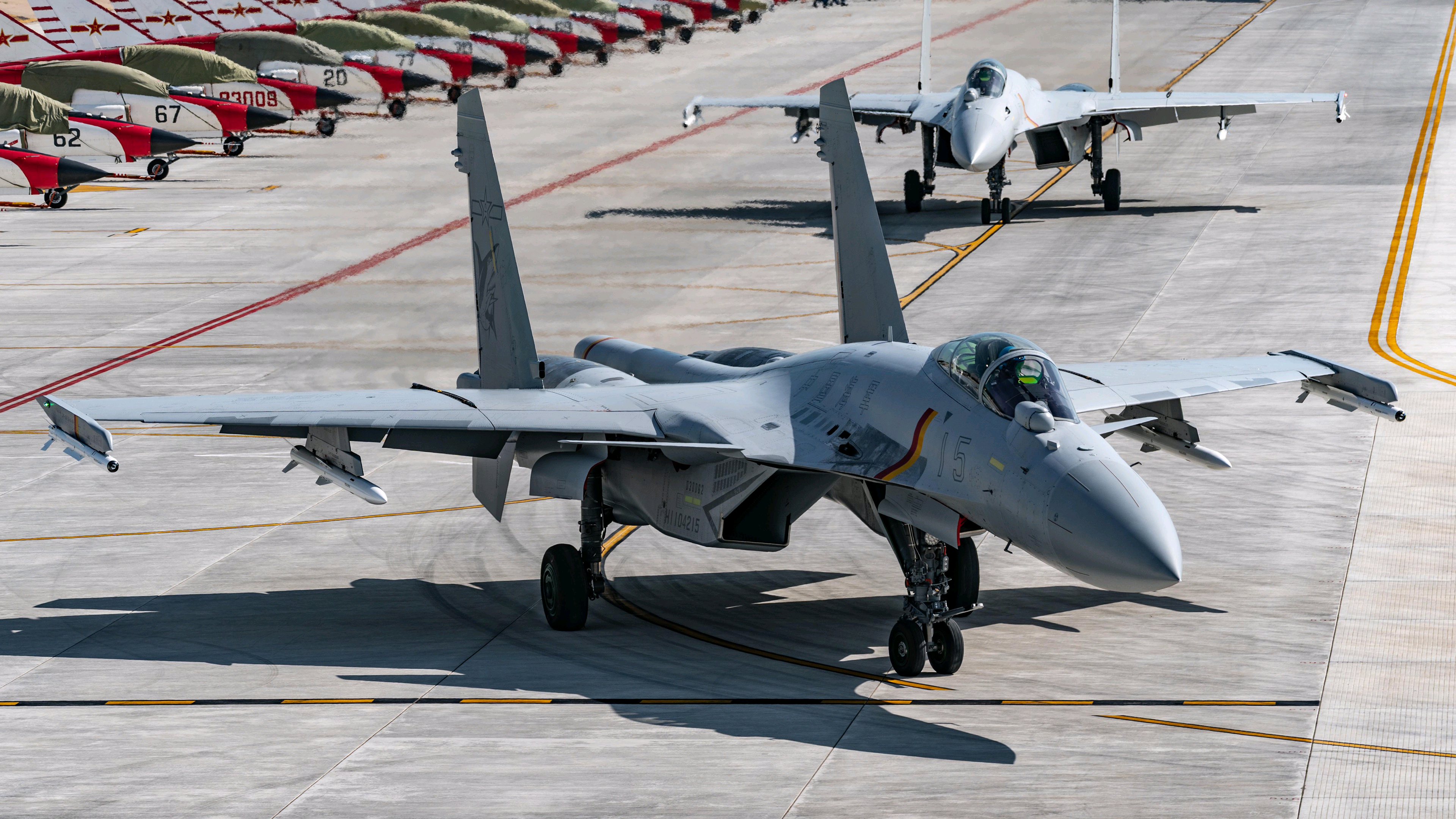 重温阅兵时候的歼-15T，高颜值编号15的歼-15T挂载霹雳-15后面一排教练-