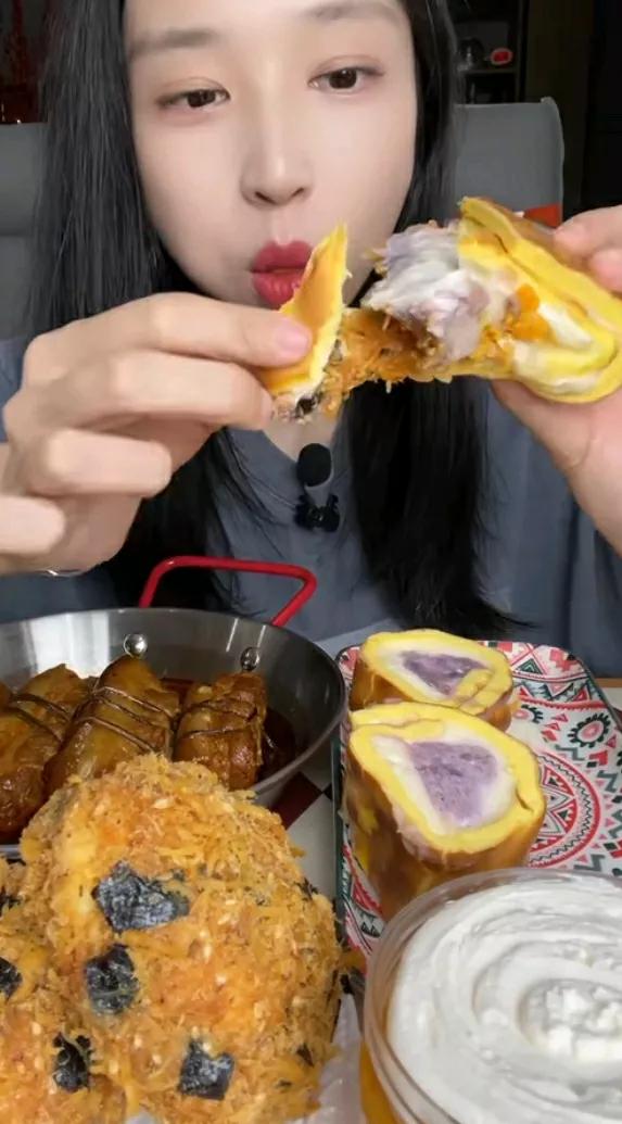 美食佳肴，美人相伴。#吃货韵味# #美食的魅力何在# #吃着味美# #美女越吃越