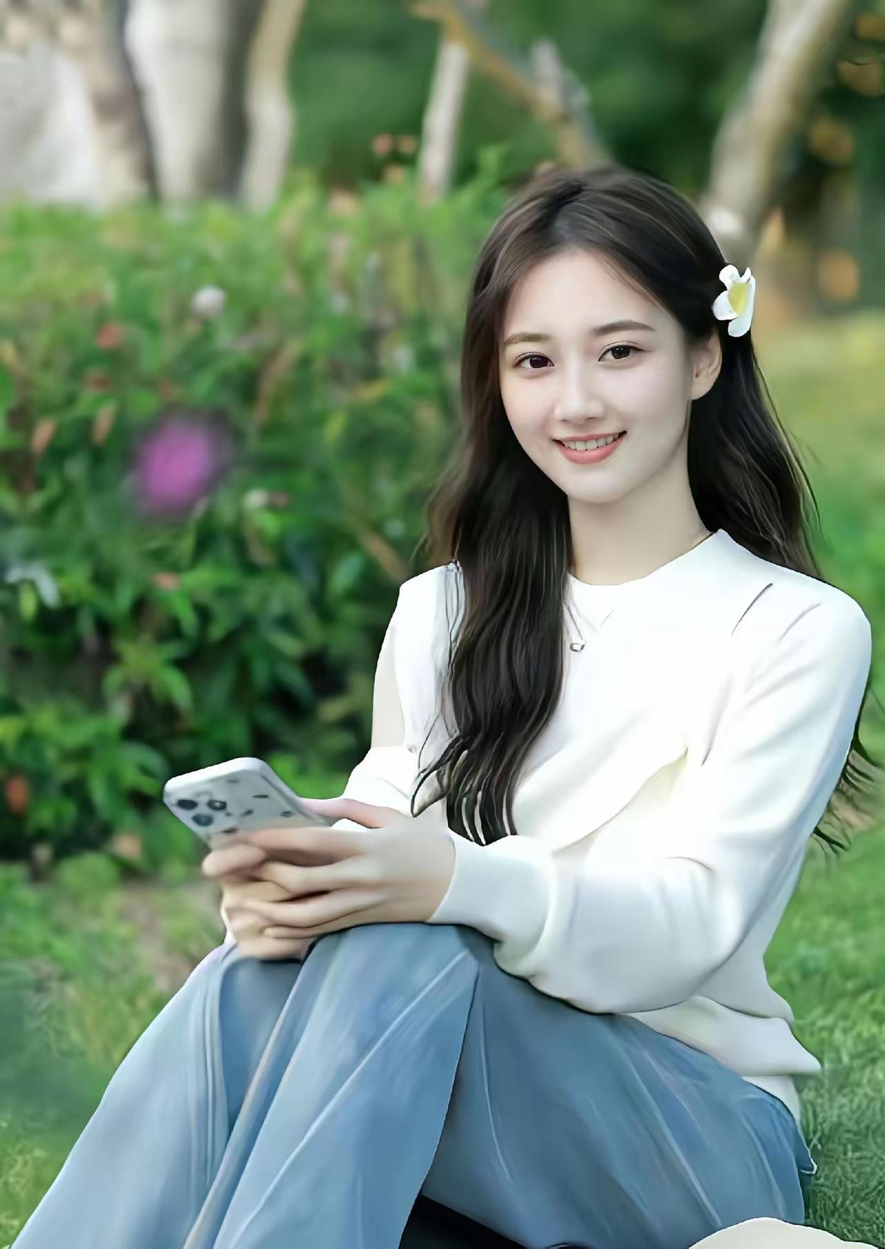 在阳光明媚的公园里，享受悠闲时光，与手机相伴，静享美好。🌞📱🌳