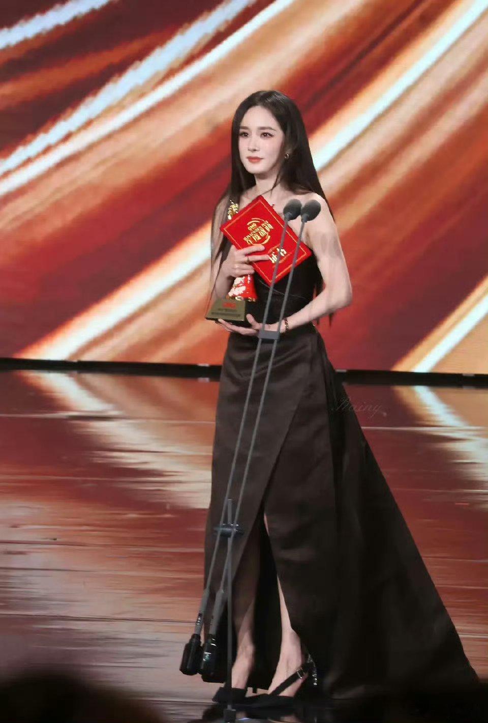 【二胖恭喜】杨幂总台视后杨幂凭借大爆剧《生万物》宁绣绣一角获得2025总台视后，