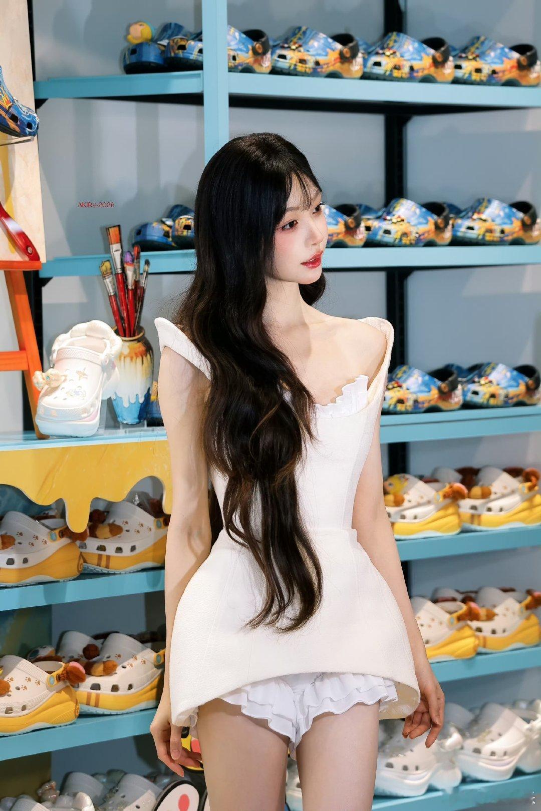 武汉偶遇易梦玲 易梦玲武汉活动生图 武汉偶遇易梦玲！生图无修也惊艳，人群中一眼就